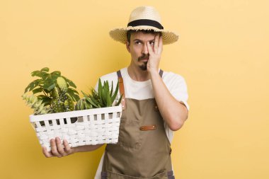 Sıkılmış, hayal kırıklığına uğramış ve yorgun hisseden bir adam. Bahçıvan konsepti