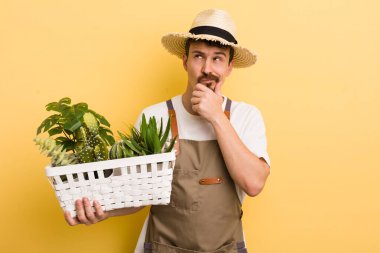 Düşünen, kuşkucu ve kafası karışık bir adam. Bahçıvan konsepti