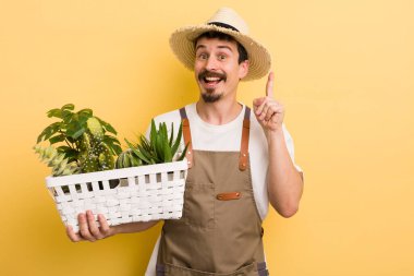 Bir fikri fark ettikten sonra mutlu ve heyecanlı bir dahi gibi hisseden bir adam. Bahçıvan konsepti