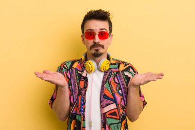 Şaşkın, şaşkın ve şüpheci hissediyorum. müzik konseptini dinlemek