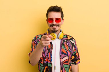 Kameraya bakıp seni seçiyor. müzik konseptini dinlemek