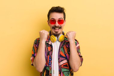 Şok oldum, güldüm ve başarıyı kutladım. müzik konseptini dinlemek