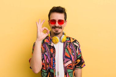 Mutlu hissediyorum, iyi bir jestle onaylıyorum. müzik konseptini dinlemek