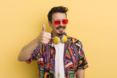 Gurur duyuyorum, olumlu gülümsüyorum. müzik konseptini dinlemek