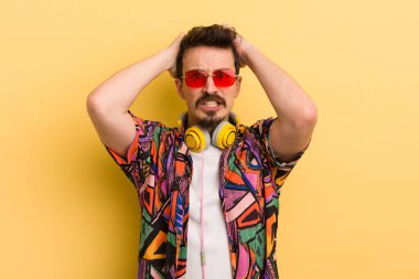 Stresli, endişeli ya da korkmuş hissediyorum, ellerim başımda. müzik konseptini dinlemek