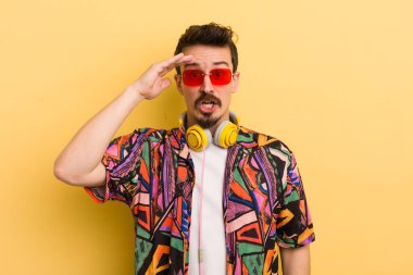 Mutlu, şaşkın ve şaşırmış görünüyor. müzik konseptini dinlemek