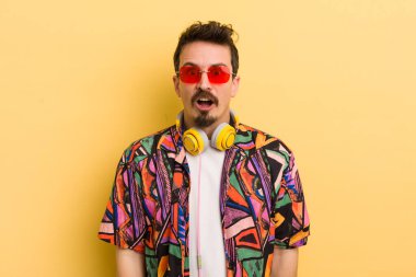 Şok olmuş ya da şaşırmış görünüyorsun. müzik konseptini dinlemek