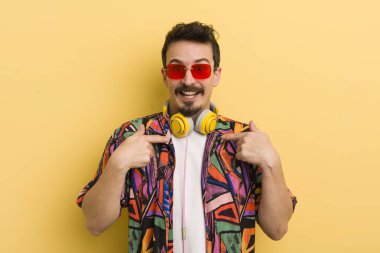 Mutlu hissediyorum ve heyecanla kendimi işaret ediyorum. müzik konseptini dinlemek