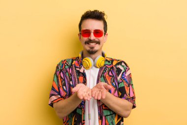 Mutlu bir şekilde gülümsemek ve bir konsept sunmak. müzik konseptini dinlemek