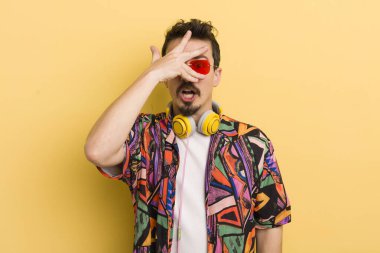 Şok olmuş, korkmuş ya da dehşete düşmüş gibi görünüyorlardı. müzik konseptini dinlemek