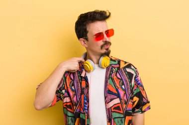 Stresli, endişeli, yorgun ve hayal kırıklığına uğramış hissediyorum. müzik konseptini dinlemek