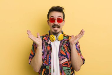 İnanılmaz bir şey karşısında mutlu ve şaşkın hissediyorum. müzik konseptini dinlemek