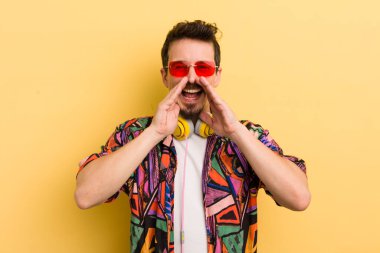 Mutluyum, ellerim ağzımın yanındayken bağırıyorum. müzik konseptini dinlemek