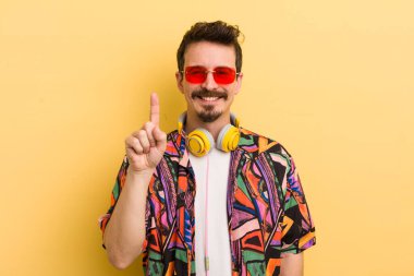 Gülümsüyor ve dost canlısı görünüyor, bir numarayı gösteriyor. müzik konseptini dinlemek