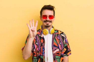 Gülümsüyor ve dost canlısı görünüyor, dört numarayı gösteriyor. müzik konseptini dinlemek