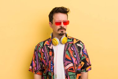 Üzgün, üzgün ya da kızgın hissedip bir tarafa bakıyorum. müzik konseptini dinlemek