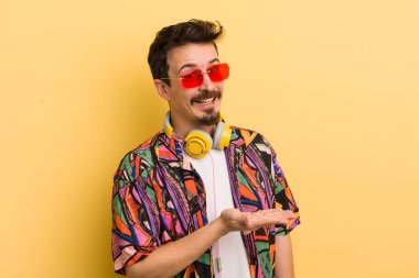 Neşeli bir şekilde gülümsemek, mutlu olmak ve bir konsept göstermek. müzik konseptini dinlemek