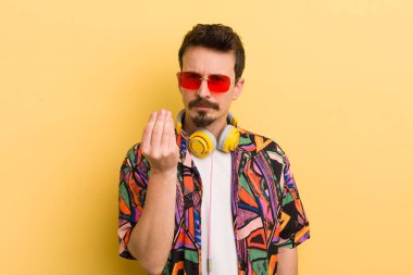 Kapiş ya da para hareketi yapıp, sana ödemeni söylüyor. müzik konseptini dinlemek