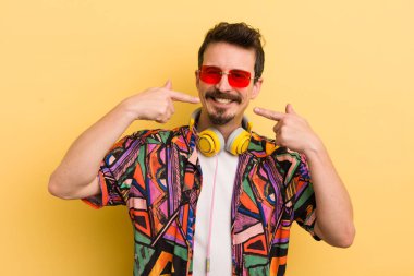 Kendi gülüşünü göstererek kendine güvenerek gülümsüyor. müzik konseptini dinlemek