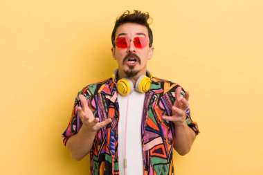 Şaşırdım, şok oldum ve inanılmaz bir sürprizle şaşkına döndüm. müzik konseptini dinlemek