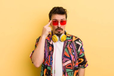 Şaşırmış görünüyor, yeni bir düşünce, fikir ya da konseptin farkına varıyor. müzik konseptini dinlemek