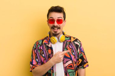 Heyecanlı ve şaşırmış görünüyor. müzik konseptini dinlemek