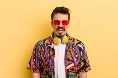 Saldırgan bir şekilde bağırıyordu, çok sinirli görünüyordu. müzik konseptini dinlemek