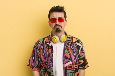 Üzgün ve mızmız hissediyorum. Mutsuz bir bakışla ve ağlamayla. müzik konseptini dinlemek