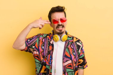 Mutsuz ve stresli görünüyor, intihar jesti silah işareti yapıyor. müzik konseptini dinlemek