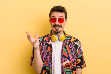 Mutlu olmak, bir çözüm ya da fikri fark etmek beni şaşırttı. müzik konseptini dinlemek