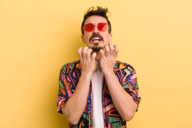 Çaresiz, hayal kırıklığına uğramış ve stresli görünüyor. müzik konseptini dinlemek