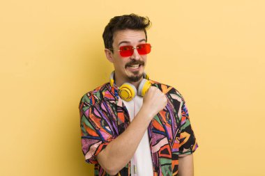 Mutlu hissetmek ve bir meydan okumayla yüzleşmek ya da kutlama yapmak. müzik konseptini dinlemek