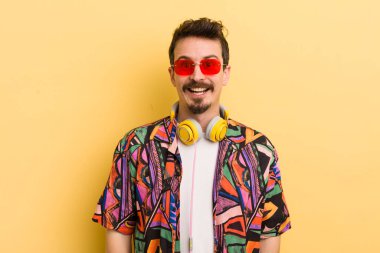 Mutlu ve hoş bir şekilde şaşırmış görünüyorsun. müzik konseptini dinlemek