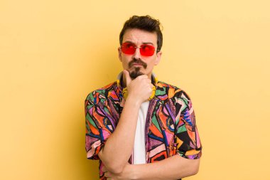 Düşünüyor, kuşkucu ve şaşkın hissediyorum. müzik konseptini dinlemek