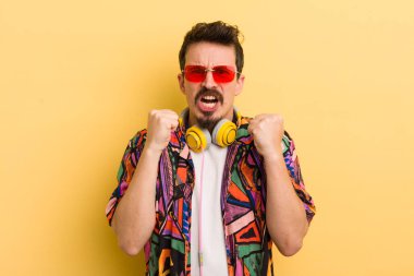 Kızgın bir ifadeyle agresif bir şekilde bağırıyordu. müzik konseptini dinlemek