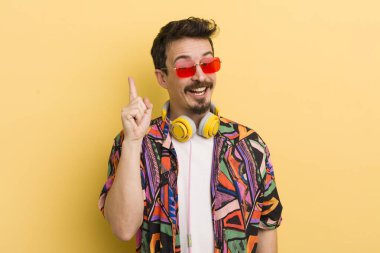 Bir fikri fark ettikten sonra mutlu ve heyecanlı bir dahi gibi hissediyorum. müzik konseptini dinlemek