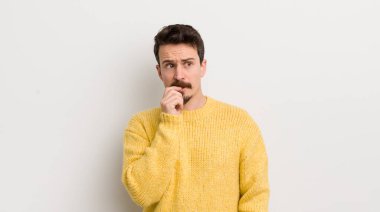 İspanyol genç adam şaşırmış, gergin, endişeli ya da korkmuş bakışları ile, kopyalama alanına doğru yan bakıyor