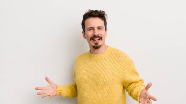 İspanyol asıllı genç adam mutlu, kibirli, gururlu ve kendini beğenmiş bir numara gibi hissediyordu.