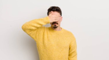 İspanyol genç adam tek eliyle gözlerini kapatıyor. Korkmuş ya da endişeli, merak ediyor ya da körü körüne bir sürpriz bekliyor.