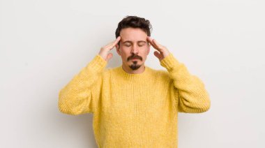 İspanyol genç adam konsantre, düşünceli ve ilham verici görünüyor, beyin fırtınası yapıyor ve hayal ediyor.