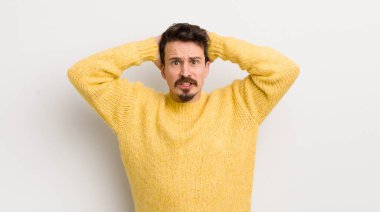 İspanyol genç adam kendini stresli, endişeli, endişeli ya da korkmuş hissediyordu. Elleri başının üstünde, hatayla panikliyordu.