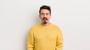 İspanyol genç adam şok olmuş ya da şaşırmış görünüyor, ağzı açık bir şekilde 