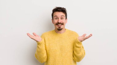 İspanyol genç adam mutlu, heyecanlı, şaşırmış ya da şok olmuş, gülümseyen ve hayrete düşmüş hissediyor.