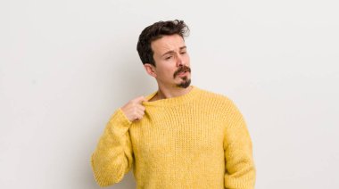 İspanyol genç adam kendini stresli, endişeli, yorgun ve hayal kırıklığına uğramış hissediyor.