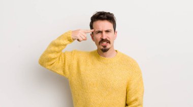 İspanyol genç adam şaşkın ve şaşkın hissediyor, deli, deli ya da aklını kaçırmış olduğunu gösteriyor.