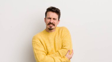 İspanyol genç adam endişeli, hasta, hasta ve mutsuz hissediyor. Ağrılı bir mide ağrısı ya da grip geçiriyor.