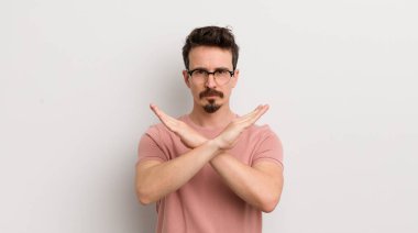 İspanyol asıllı genç adam senin bu tavırlarından rahatsız ve bıkkın görünüyor, yeter! Eller önde çapraz, durmanı söylüyor.