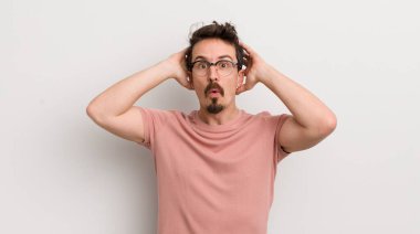 İspanyol genç adam heyecanlı ve şaşırmış görünüyor, ağzı açık, iki eli başında, kendini şanslı hissediyordu.