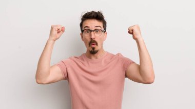 İspanyol genç adam inanılmaz bir başarıyı kutluyor. Kazanan gibi. Heyecanlı ve mutlu görünüyor.!