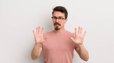 İspanyol genç adam gergin, endişeli ve endişeli görünüyor, benim hatam olmadığını söylüyor yoksa ben yapmadım. 